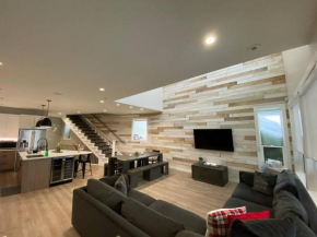 Premium Chalet w Hot Tub, Steam Shower, GENERATOR, 6BR 4BA Ski in Ski out